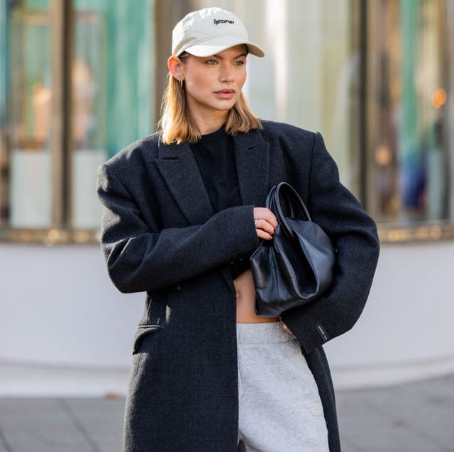 Oversized Grey Blazer with Black T-Shirt and Sweatpants Oversized Grey Blazer with Black T-Shirt and Sweatpants — Neutral Winter Outfits