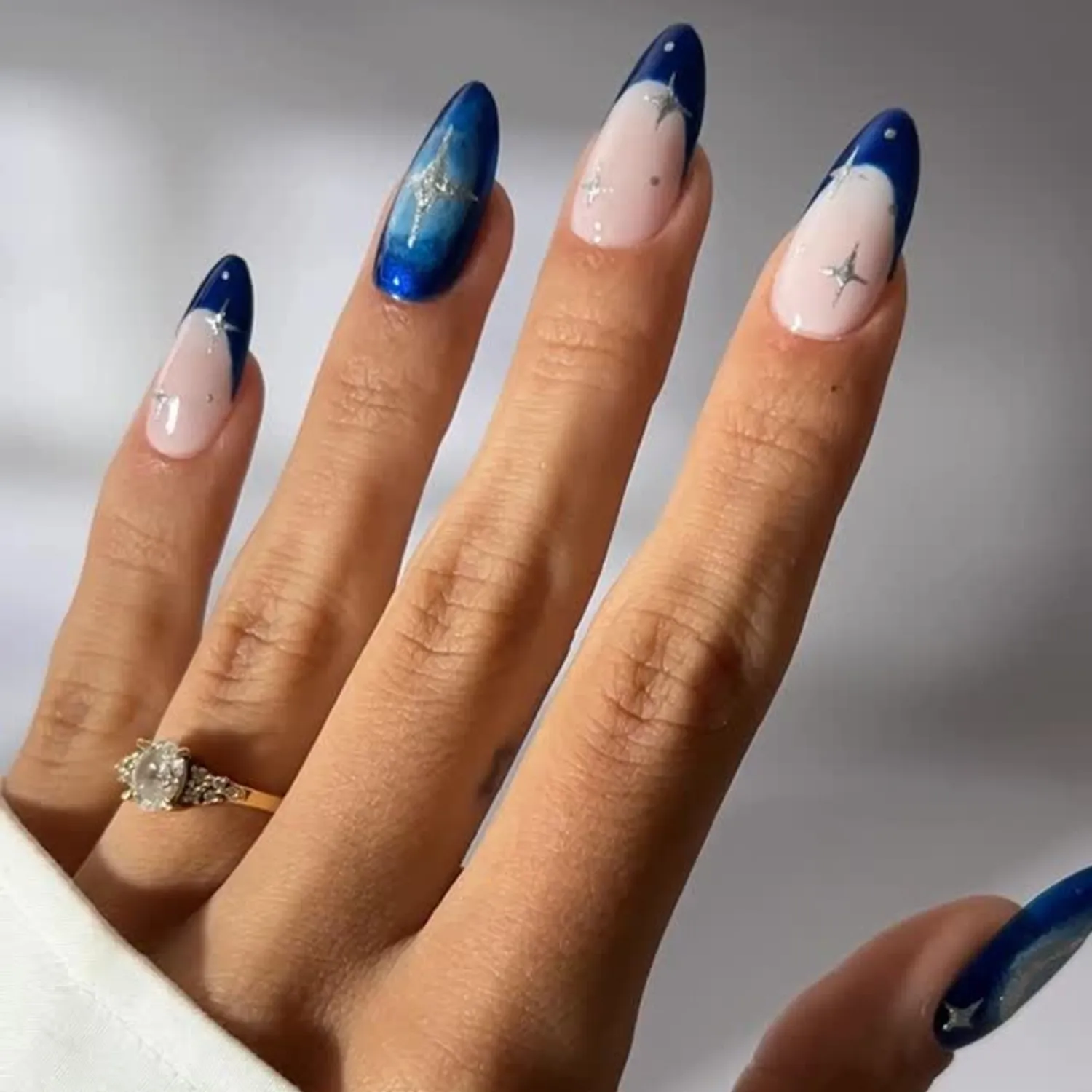 Nude Chrome French Tip Star Accent Nude Chrome French Tip Star Accent — Winter Chrome Nails