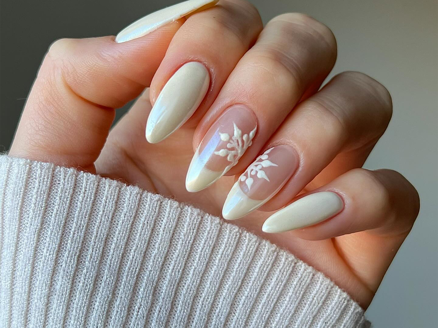 Pearlescent Off-White Snowflake Nails Pearlescent Off-White Snowflake Nails — Winter Vacation Nails