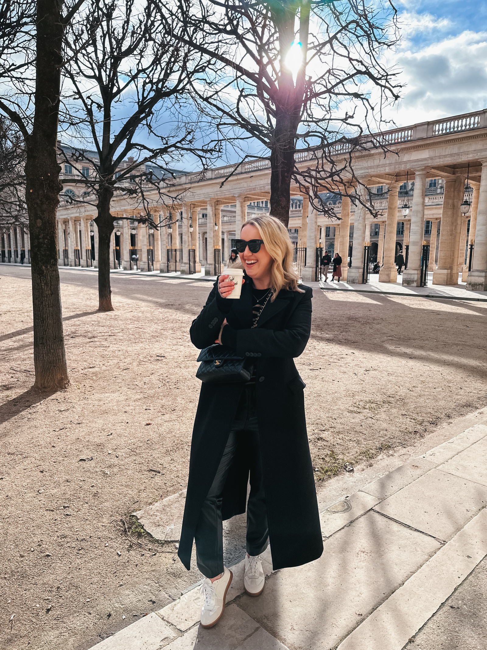 Long Black Coat and White Sneakers for Effortless City Chic Long Black Coat and White Sneakers for Effortless City Chic — Winter Outfits
