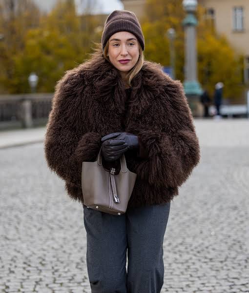 Voluminous Brown Fur Coat for Cold Weather Comfort Voluminous Brown Fur Coat for Cold Weather Comfort — London Winter Outfits