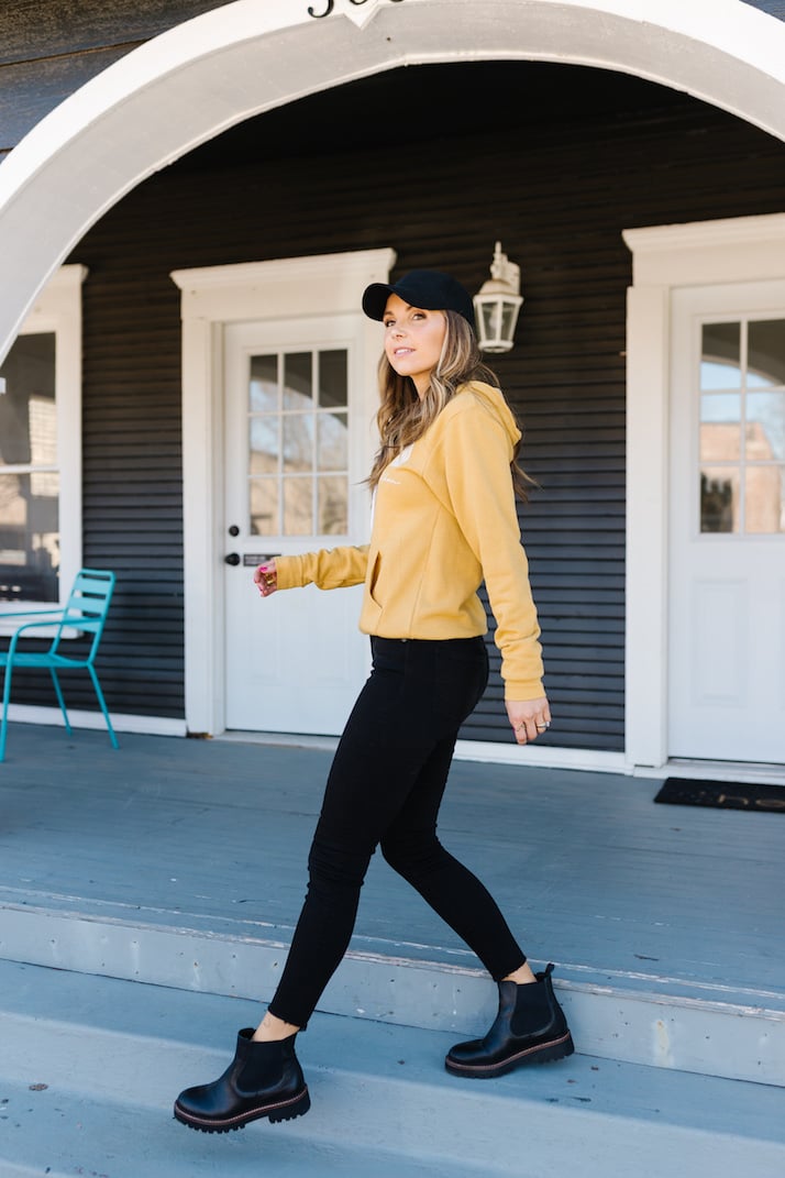 Black Chelsea Boots with Skinny Jeans and Yellow Hoodie for Streetwear Black Chelsea Boots with Skinny Jeans and Yellow Hoodie for Streetwear — Ankle Boots Outfits