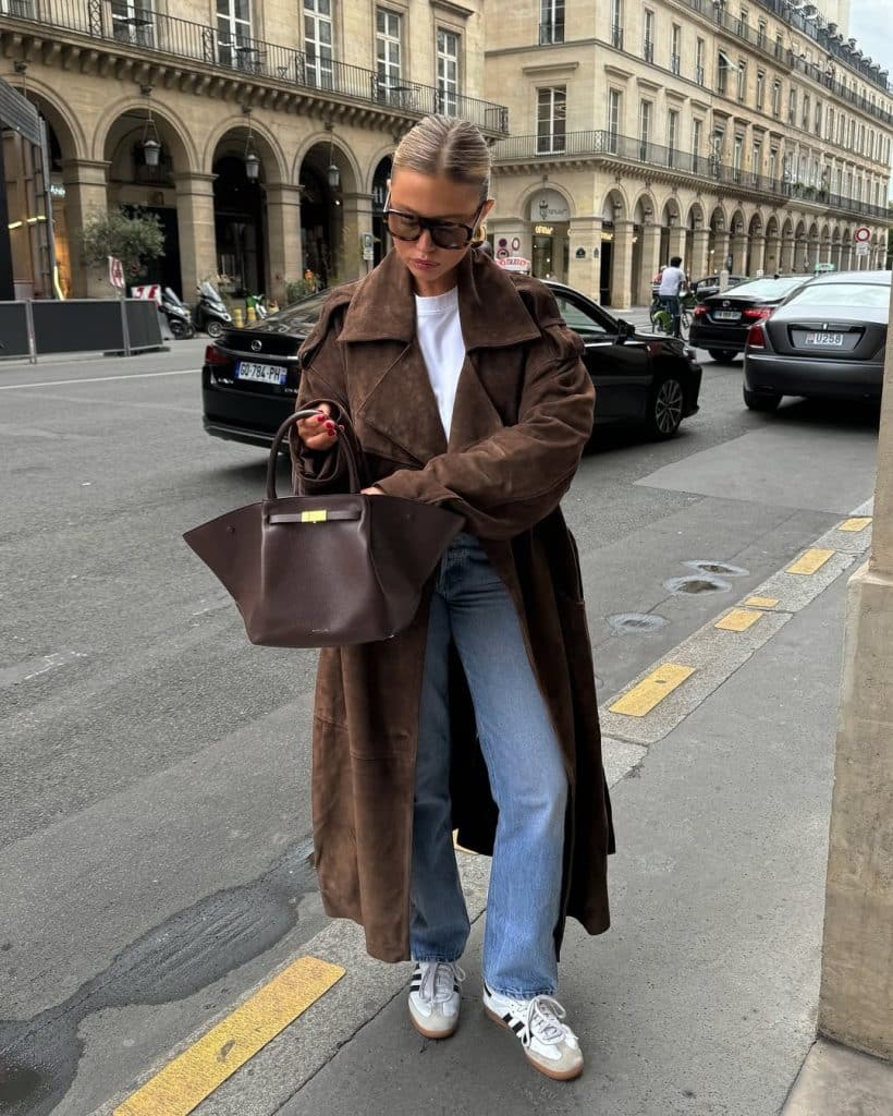 Oversized Suede Trench Coat with White Tee and Jeans Oversized Suede Trench Coat with White Tee and Jeans — Brown Coat Outfits