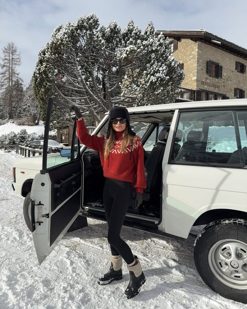 Graphic Red Sweater and Black Leggings with Snow Boots Graphic Red Sweater and Black Leggings with Snow Boots — Snow Boots Outfits