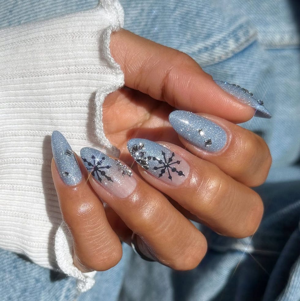 Light Blue Ombre Glitter Snowflake Ovals Light Blue Ombre Glitter Snowflake Ovals — Winter Glitter Nails