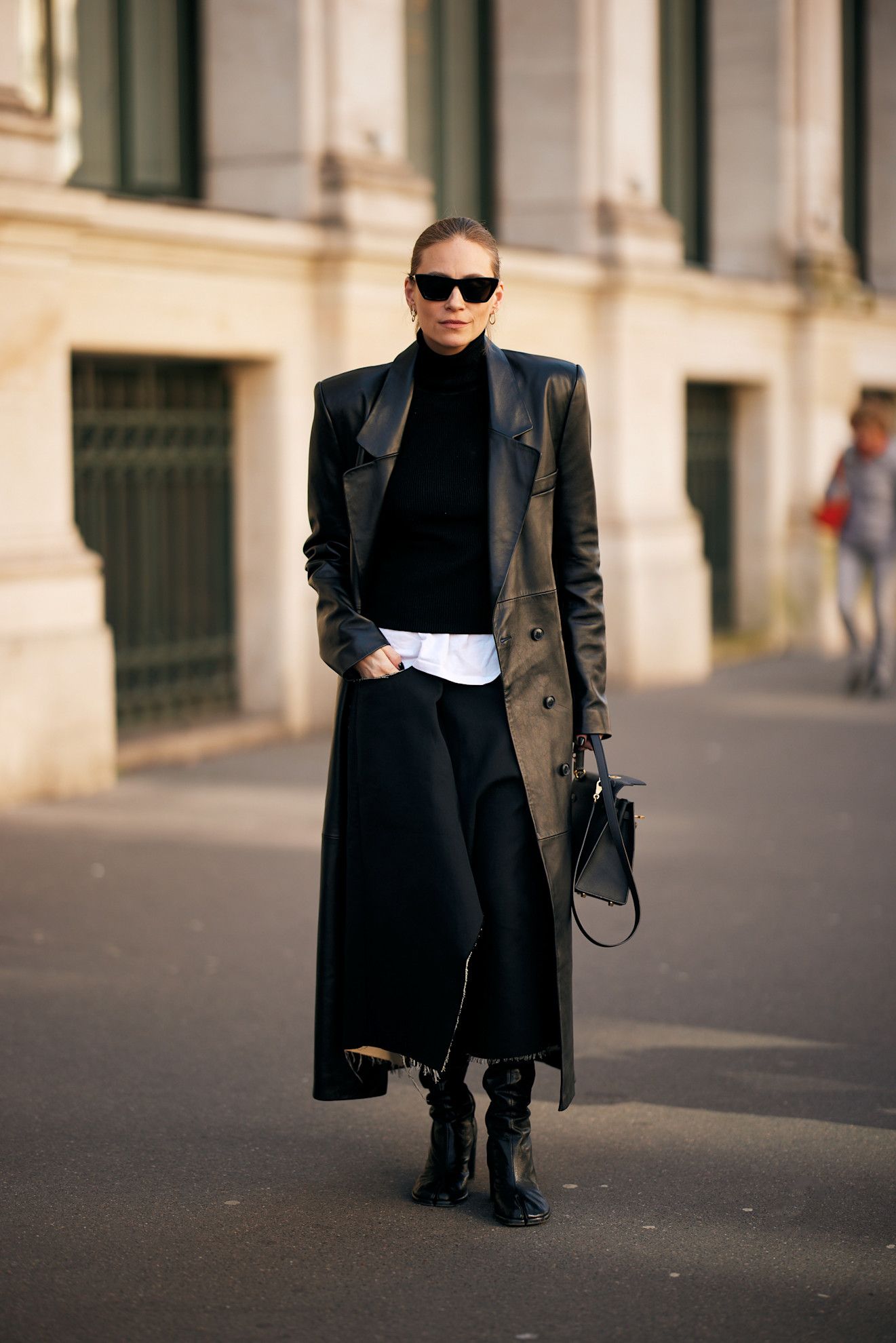 Chic Everyday: Black Leather Trench with White Shirt and Wide-Leg Pants Chic Everyday: Black Leather Trench with White Shirt and Wide-Leg Pants — Long Coat Outfits