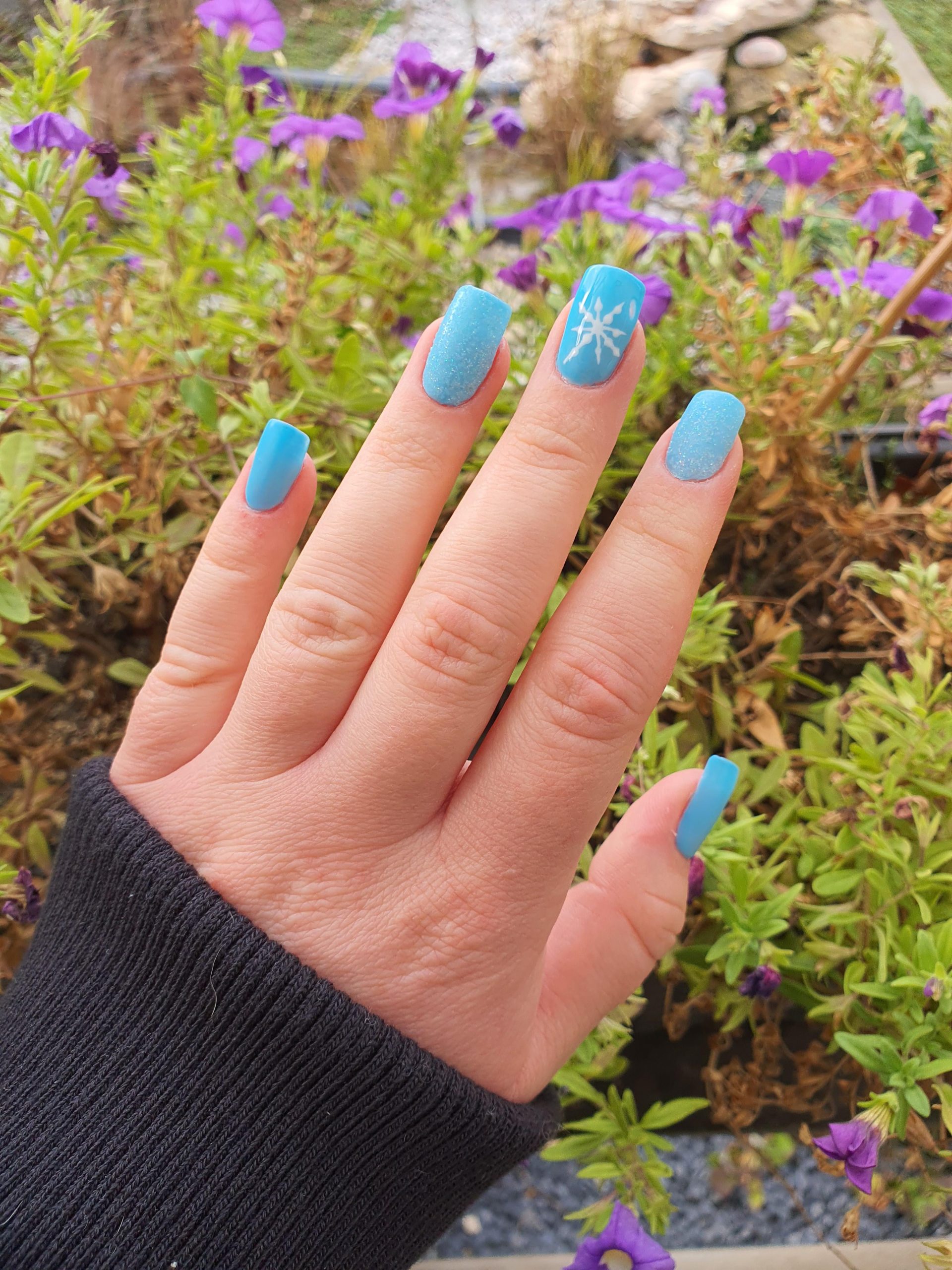 Matte With Glitter Accent Matte Blue Snowflake with Glitter Matte With Glitter Accent Matte Blue Snowflake with Glitter — Short Winter Acrylic Nails