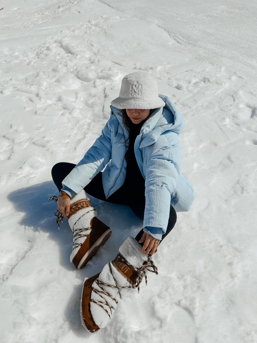 Light Blue Puffer Jacket with Moon Boots for Winter Sport Aesthetic Light Blue Puffer Jacket with Moon Boots for Winter Sport Aesthetic — Early Winter Outfits