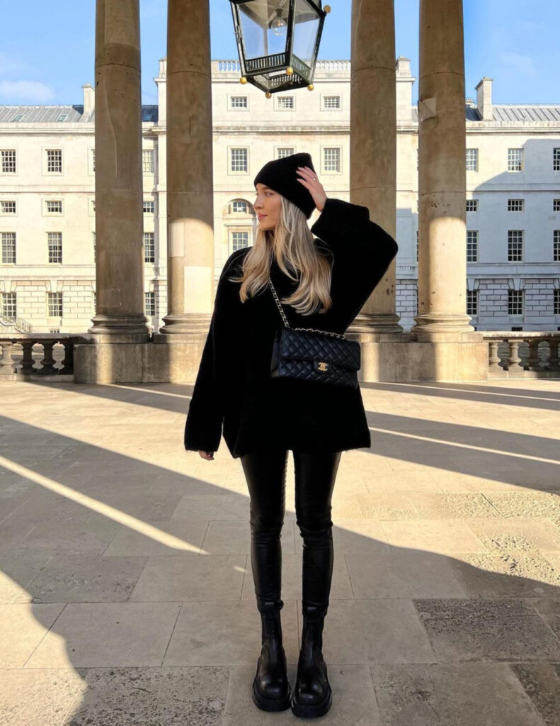 Monochromatic Black Look with Oversized Sweater and Beanie Monochromatic Black Look with Oversized Sweater and Beanie — Winter Outfits with Leggings