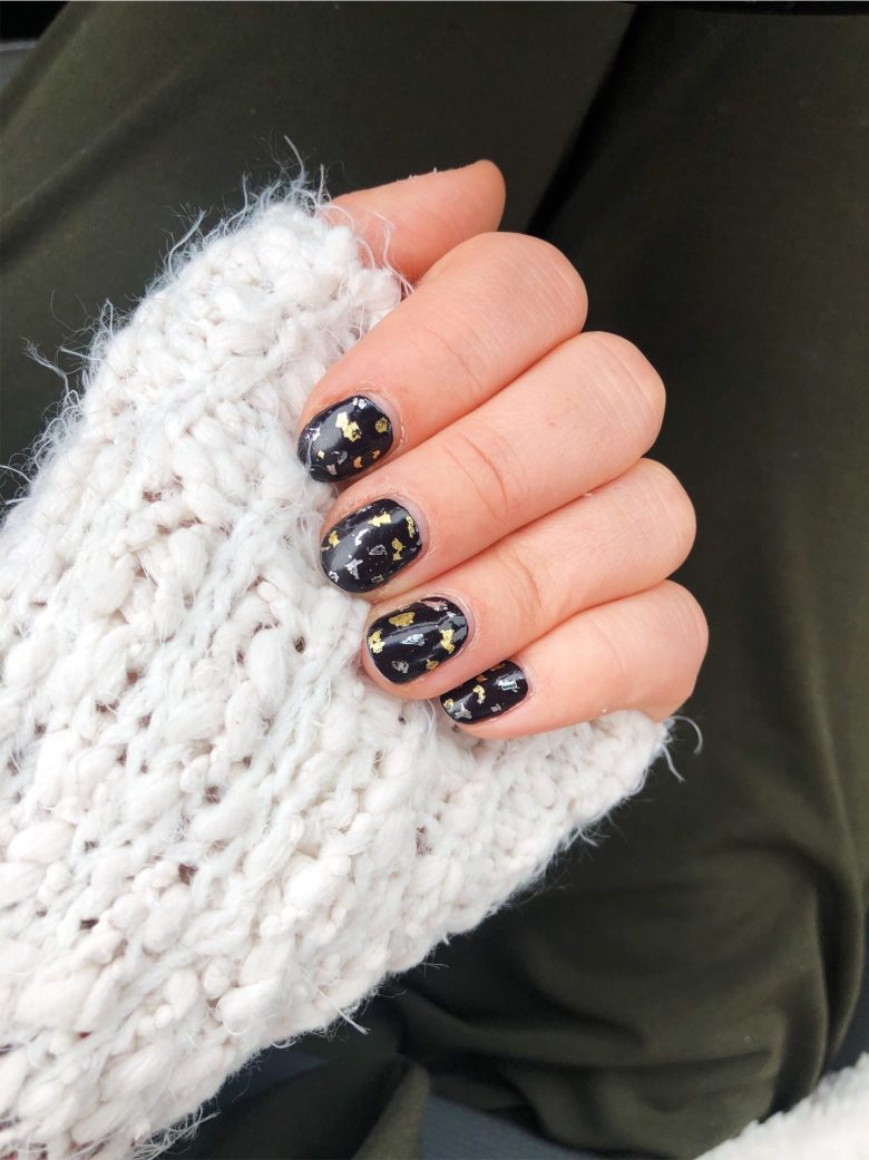 Glossy Black with Gold Foil Fragments Glossy Black with Gold Foil Fragments — Winter Black Nails