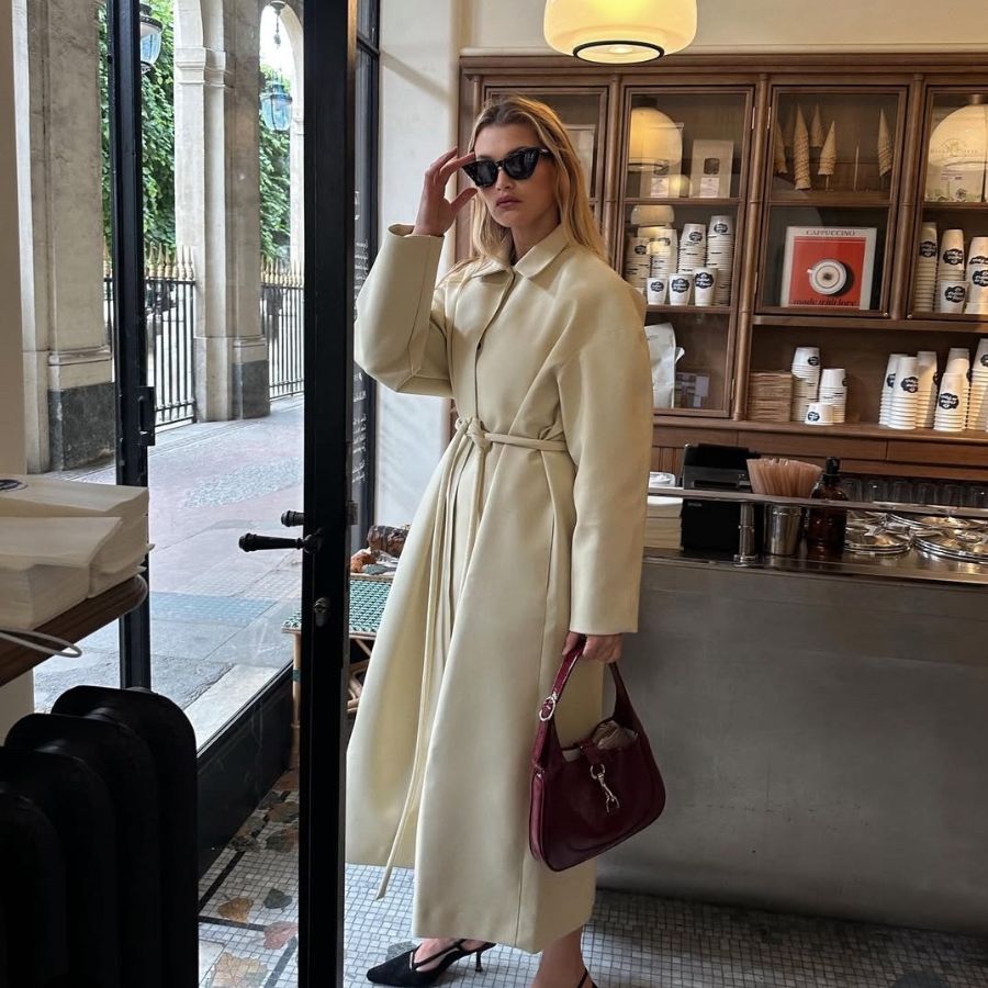 Belted Cream Trench Coat for Elegant Evenings Belted Cream Trench Coat for Elegant Evenings — Classy Winter Outfits