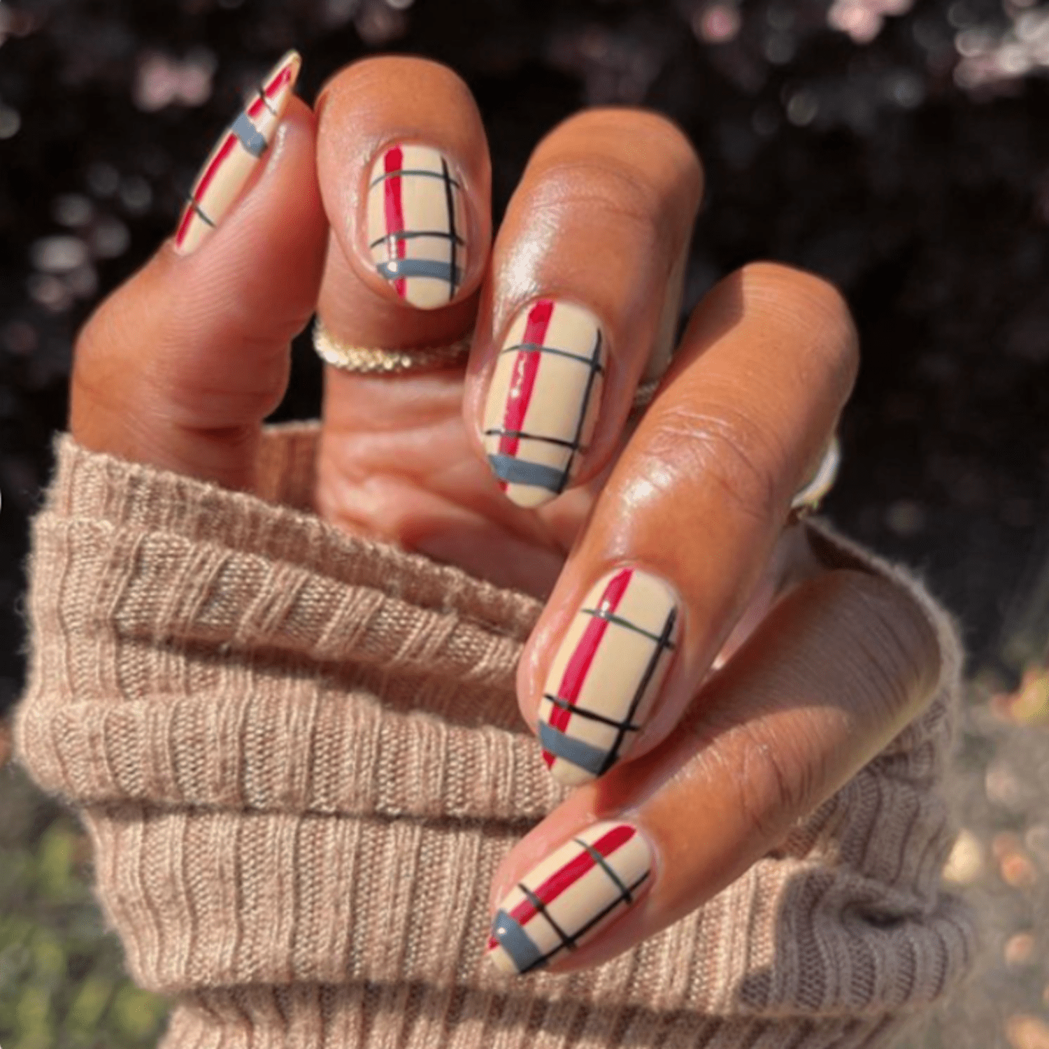 Glossy Beige Plaid Pattern Nails Glossy Beige Plaid Pattern Nails — Sweater Nails