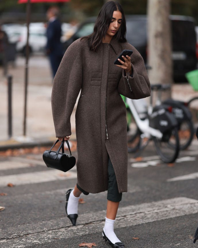 Oversized Textured Brown Coat with Two-Tone Flats Oversized Textured Brown Coat with Two-Tone Flats — Winter Work Outfits