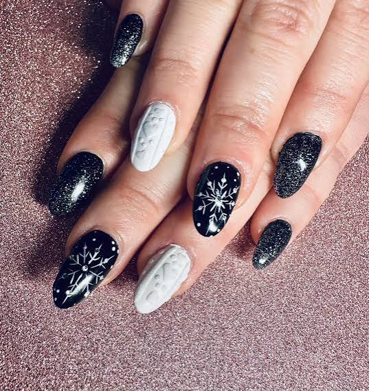 Glossy Black Silver Glitter Snowflake Almonds Glossy Black Silver Glitter Snowflake Almonds — Winter Black Nails