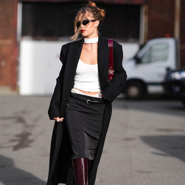 Long Black Coat and Burgundy Boots for Evening Drama Long Black Coat and Burgundy Boots for Evening Drama — Winter Outfits