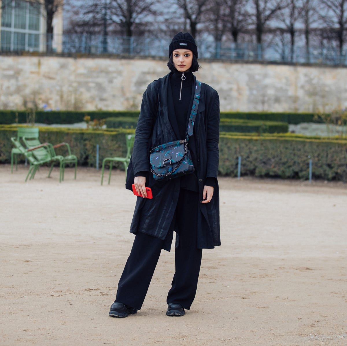 Monochromatic Black Beanie Outfit with Wide-Leg Trousers Monochromatic Black Beanie Outfit with Wide-Leg Trousers — Beanie Outfits