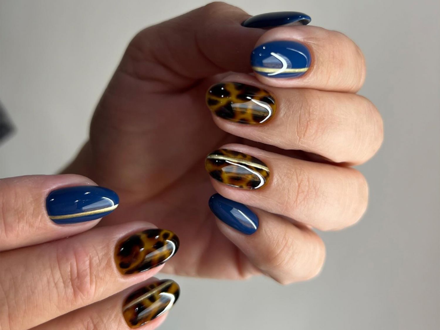 Tortoiseshell and Navy Short Ovals Tortoiseshell and Navy Short Ovals — Winter Acrylic Nail Colors