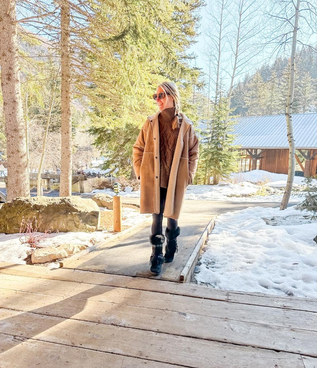 Sparkly Snow Boots with an Oversized Black Coat Sparkly Snow Boots with an Oversized Black Coat — Winter Boots Outfits