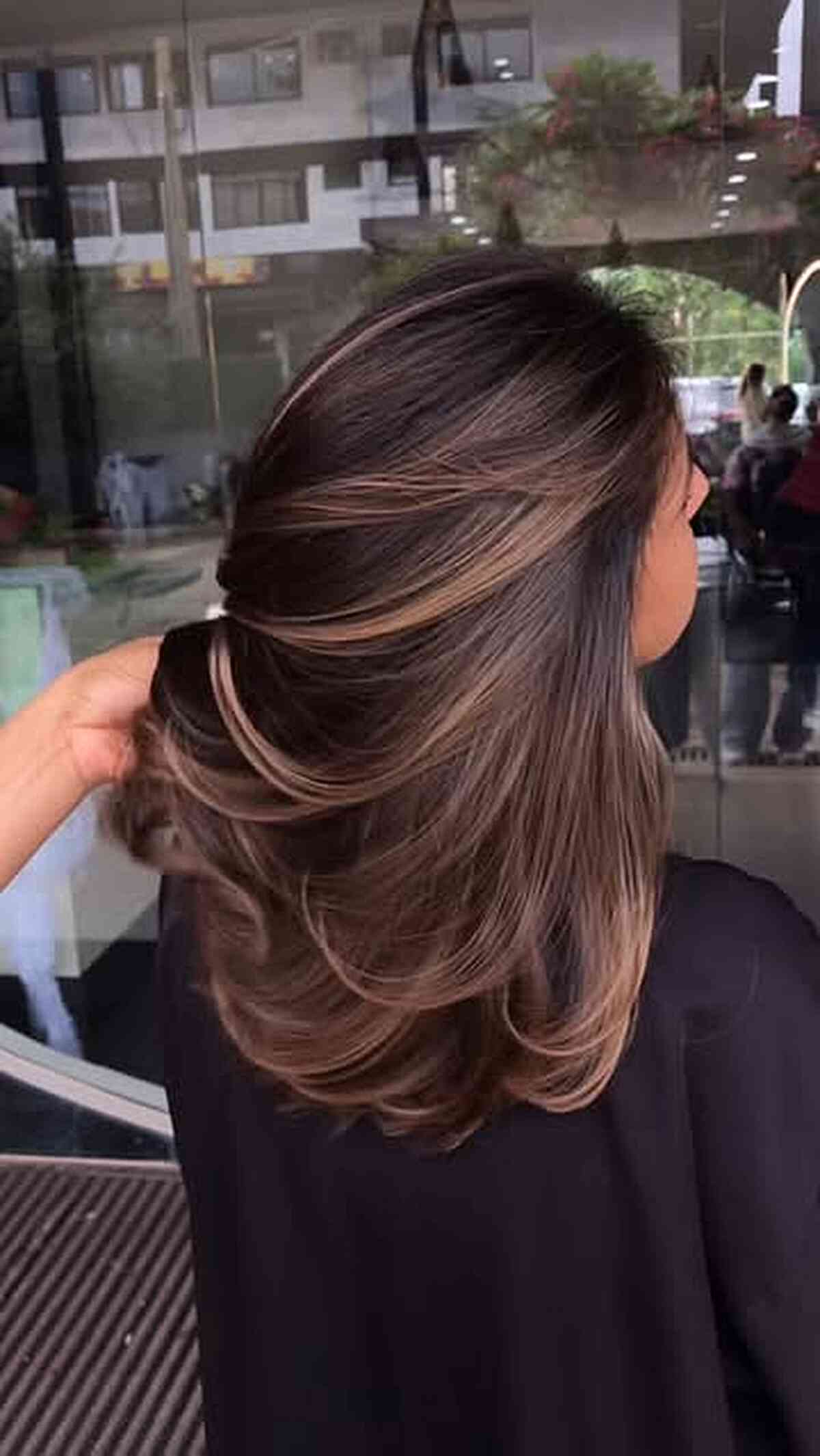 Mid-Back Dark Brown With Blonde Highlights Mid-Back Dark Brown With Blonde Highlights — Winter Hair Colors for Brown Eyes
