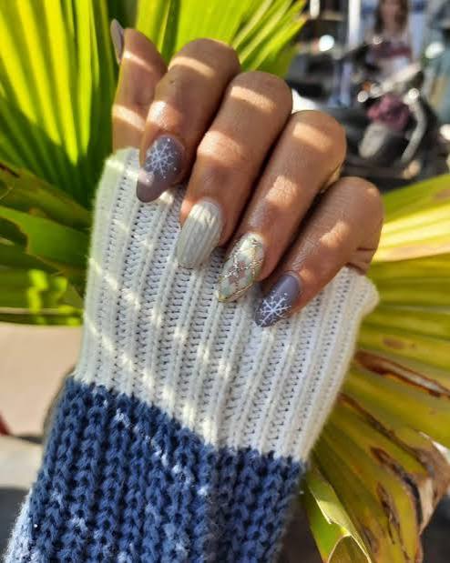 Mixed Texture Snowflake Glitter Stiletto Nails Mixed Texture Snowflake Glitter Stiletto Nails — Cute Winter Nails