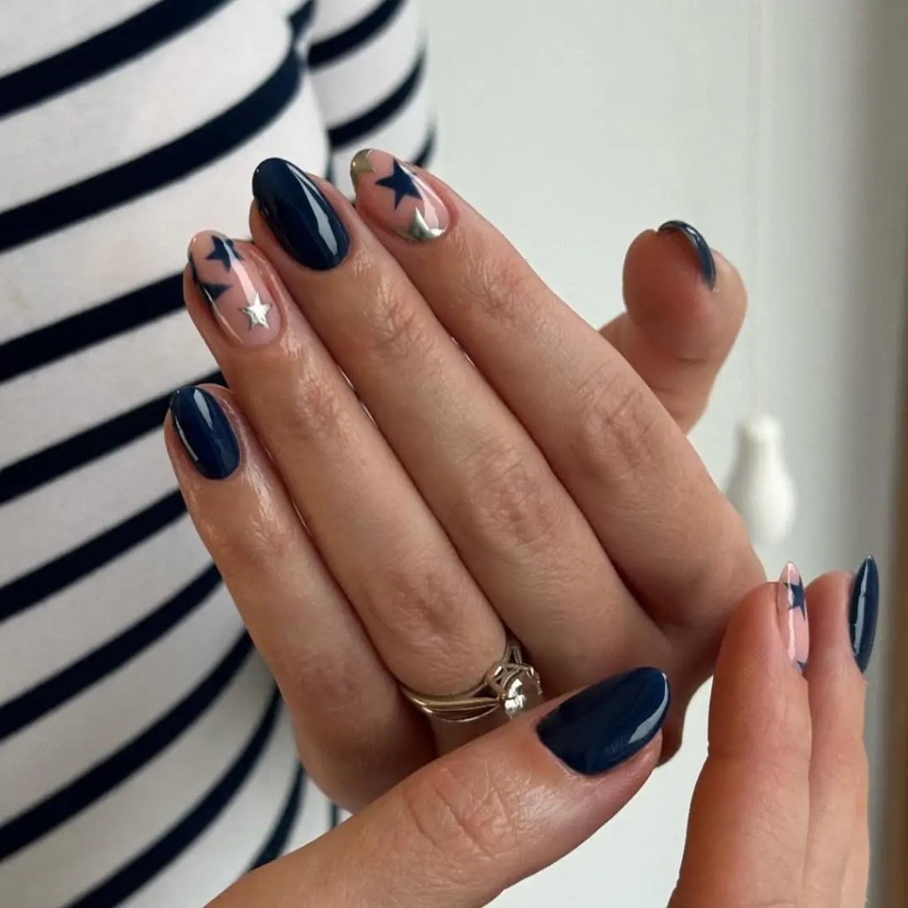 Medium Oval Navy Tips with Star Foil Medium Oval Navy Tips with Star Foil — Navy Blue Nails