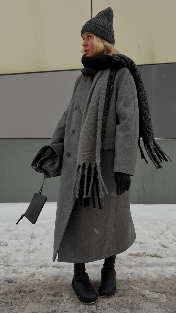 Monochromatic Grey Winter Outfit with Black Uggs Monochromatic Grey Winter Outfit with Black Uggs — Ugg Boots Outfits