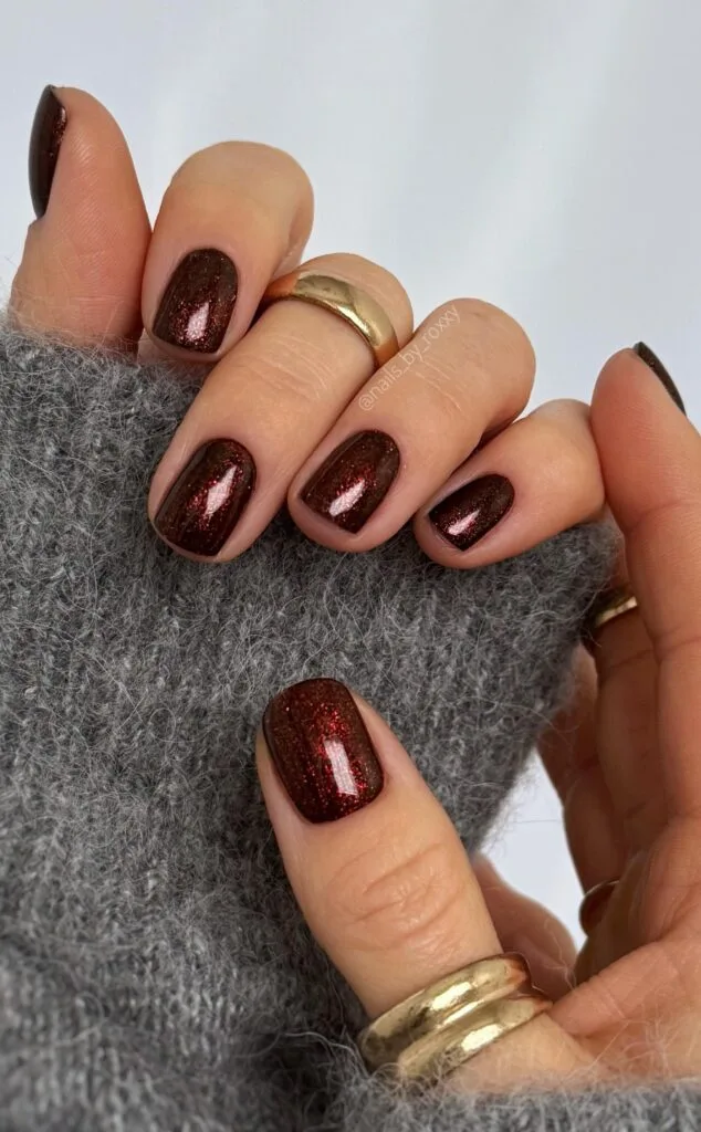 Deep Red Shimmer Metallic Nails Deep Red Shimmer Metallic Nails — Short Winter Gel Nails