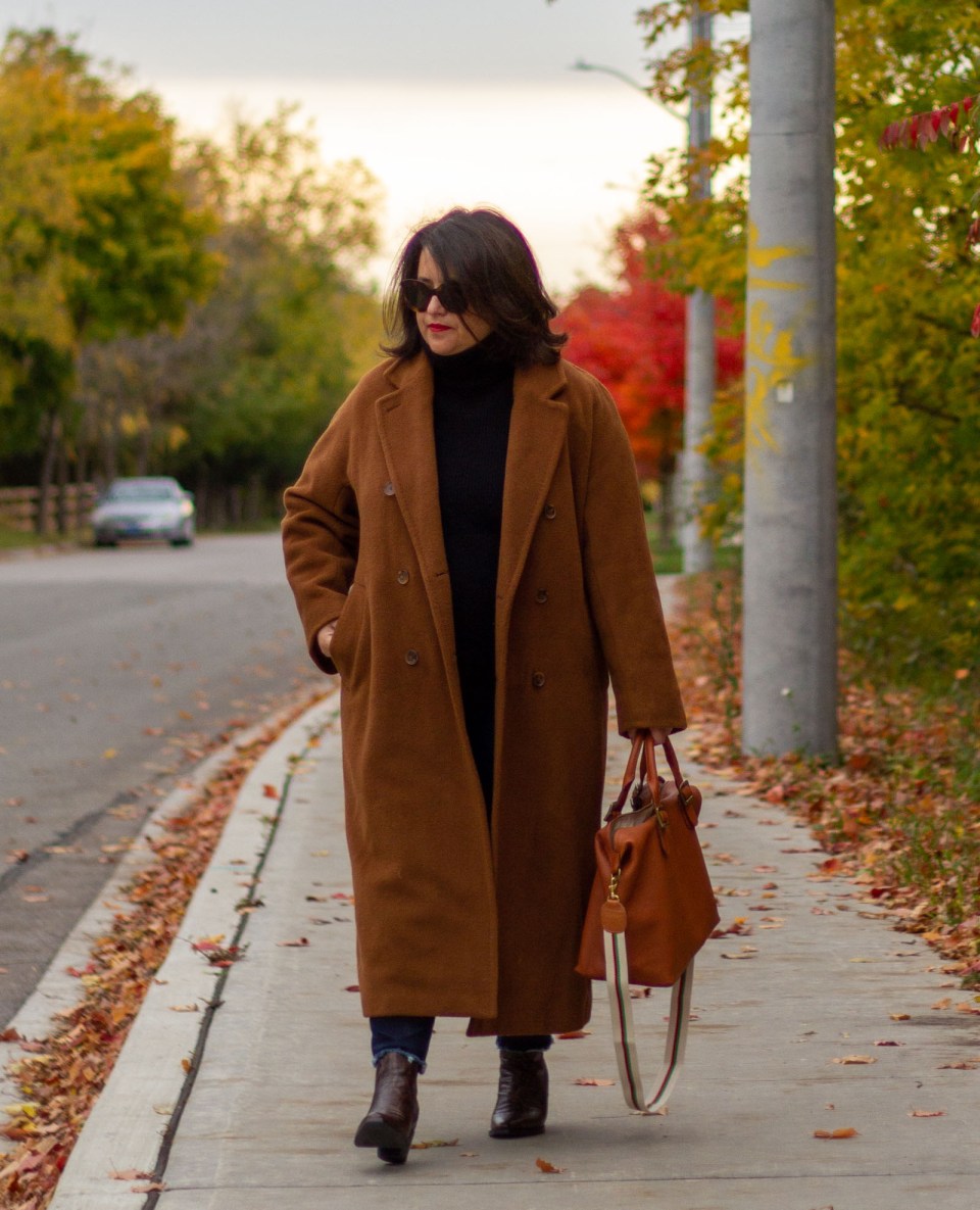 Casual Autumn Long Brown Wool Coat with Turtleneck and Dark Jeans Casual Autumn Long Brown Wool Coat with Turtleneck and Dark Jeans — Brown Coat Outfits
