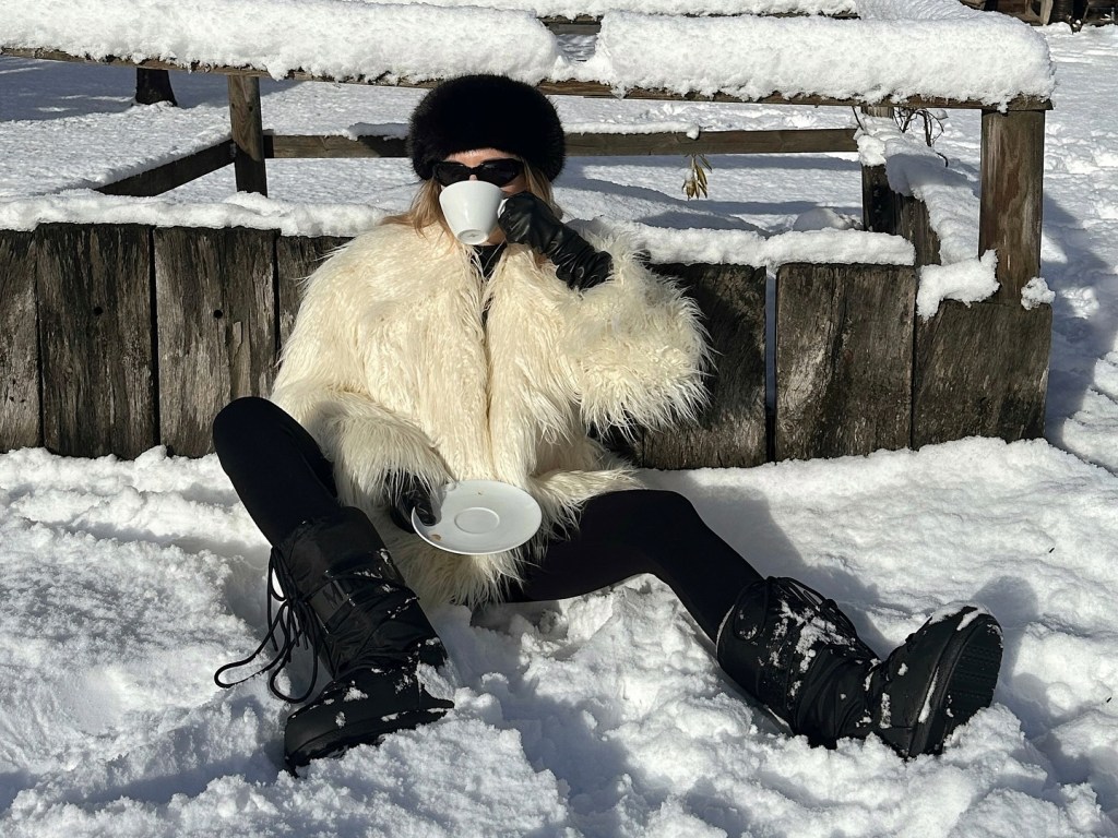 Plush Faux Fur Coat with Black Snow Boots Plush Faux Fur Coat with Black Snow Boots — Snow Boots Outfits