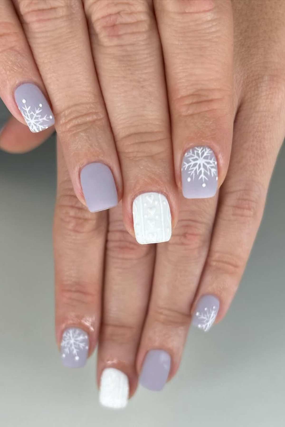 Matte Grey & White Snowflakes & Cable Knit Matte Grey & White Snowflakes & Cable Knit — Short Winter Acrylic Nails