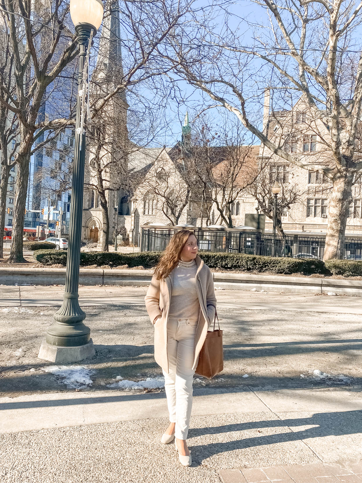 Monochromatic Beige Outfit with Tailored Coat and Nude Flats Monochromatic Beige Outfit with Tailored Coat and Nude Flats — Neutral Winter Outfits