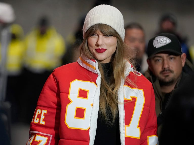Football Game Repeat: Bold Puffer Jacket with Team Spirit Numerals Football Game Repeat: Bold Puffer Jacket with Team Spirit Numerals — Winter Football Game Outfits