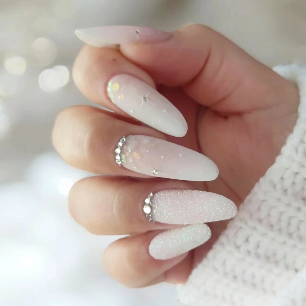 Off-White Iridescent Glitter Accent Nails Off-White Iridescent Glitter Accent Nails — Winter Squoval Nails