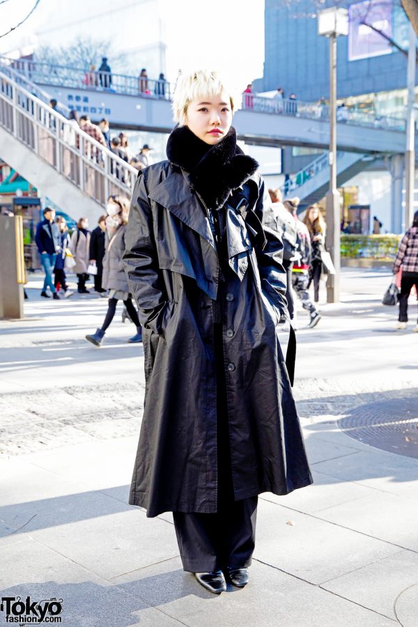Oversized Black Trench Coat with Fur Collar for City Exploration — Japan Winter Outfits