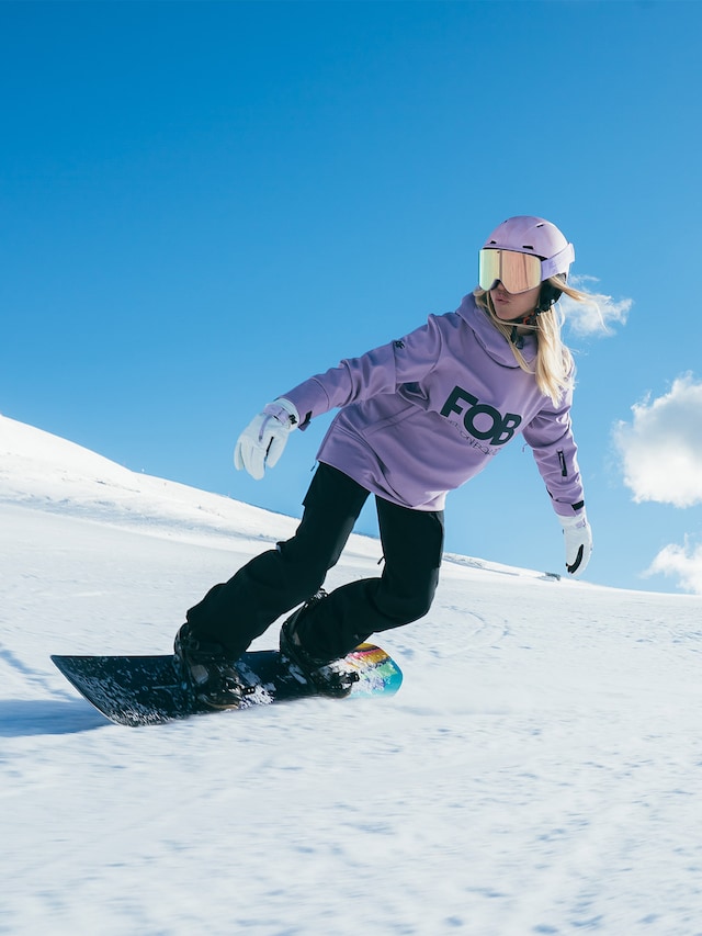 Purple Hoodie and Black Pants for a Casual Snowboarding Style Purple Hoodie and Black Pants for a Casual Snowboarding Style — Snowboarding Outfits