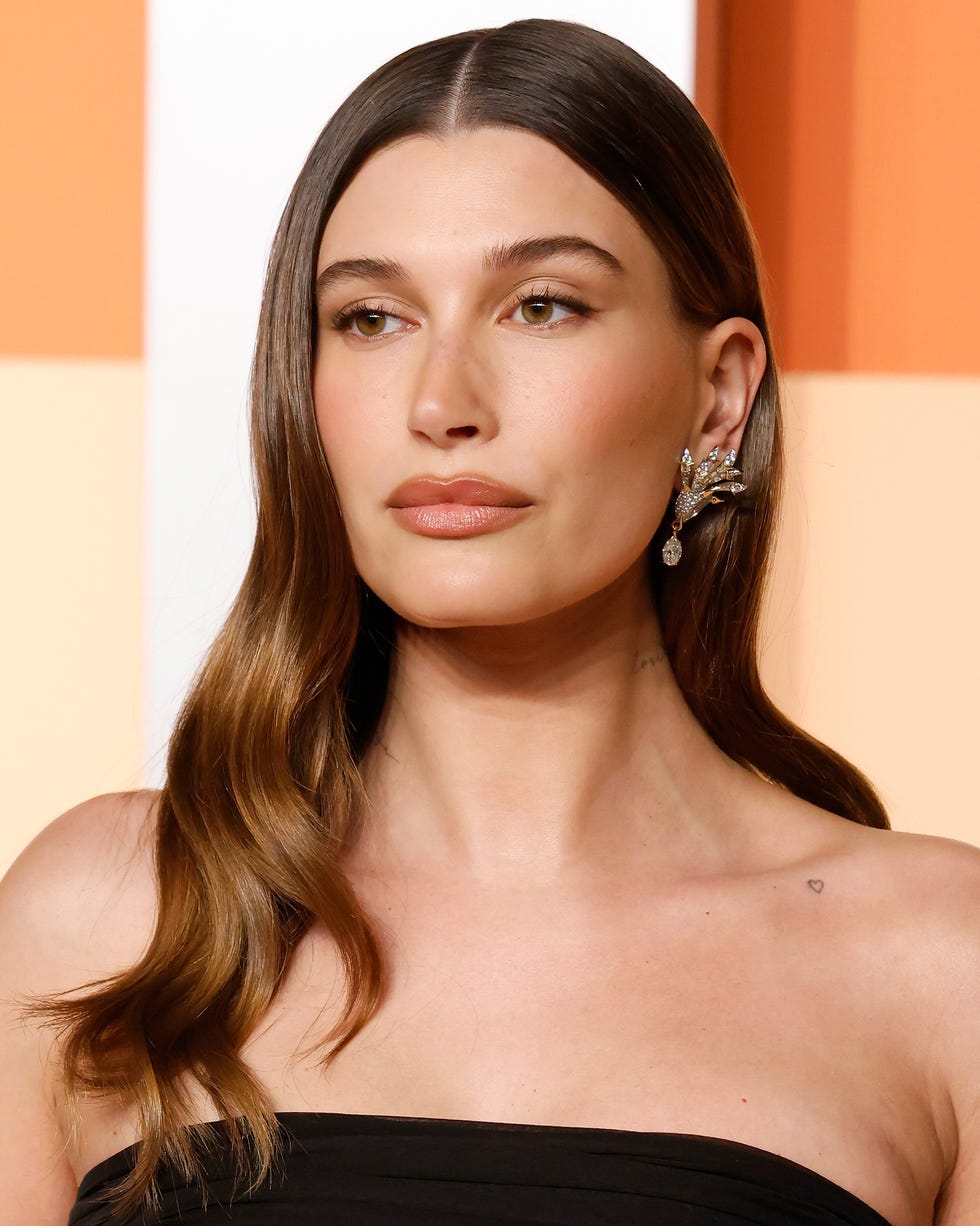 Thick Wavy Mid-Back with Blonde Highlights Thick Wavy Mid-Back with Blonde Highlights — Winter Haircuts for Oval Faces