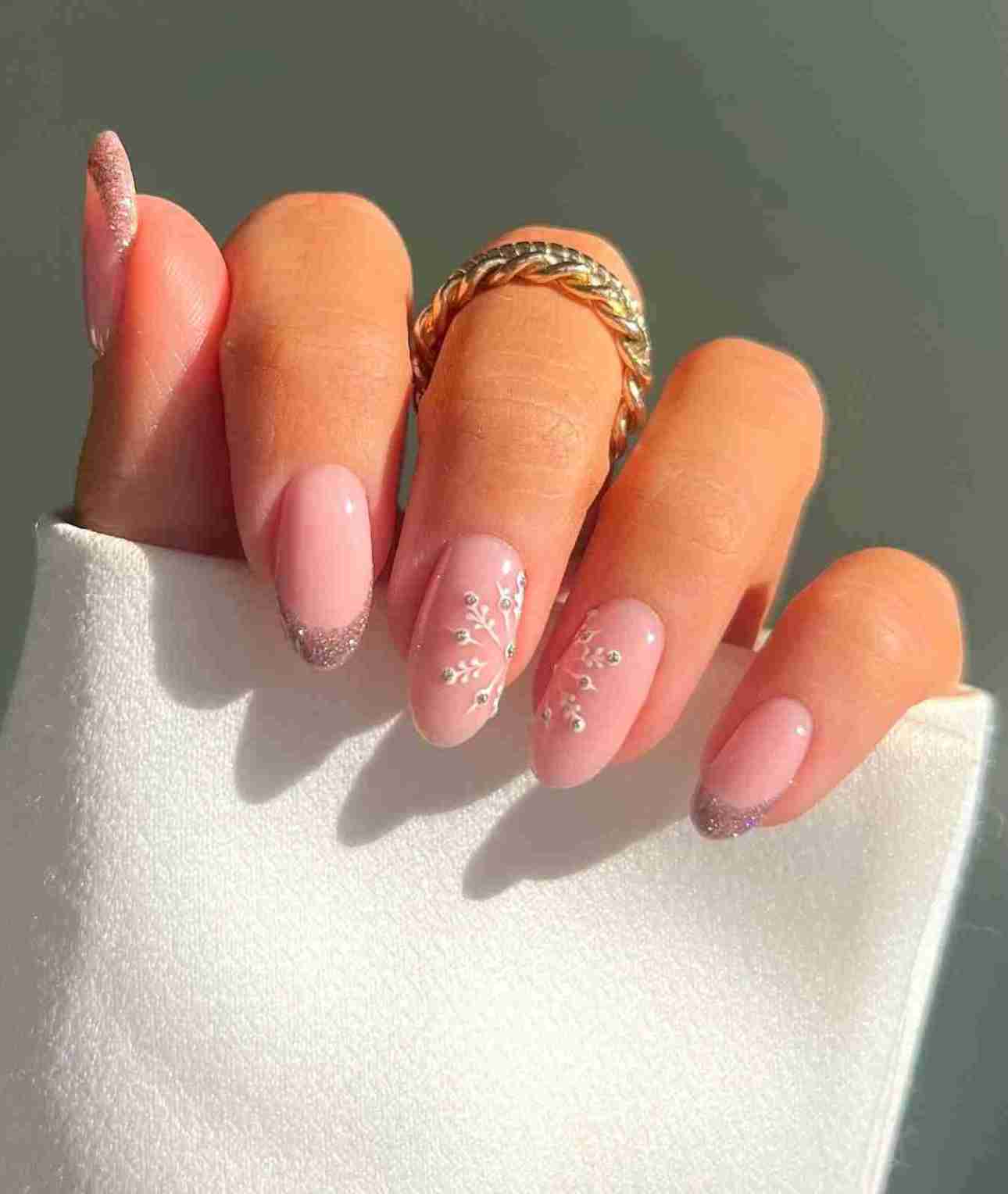 Frosty Floral Glitter Oval Nails Frosty Floral Glitter Oval Nails — Winter Acrylic Nails
