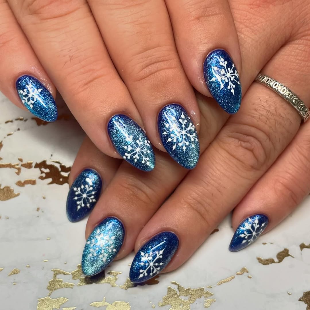 Blue Gradient Glitter Snowflake Blue Gradient Glitter Snowflake — Winter Chrome Nails
