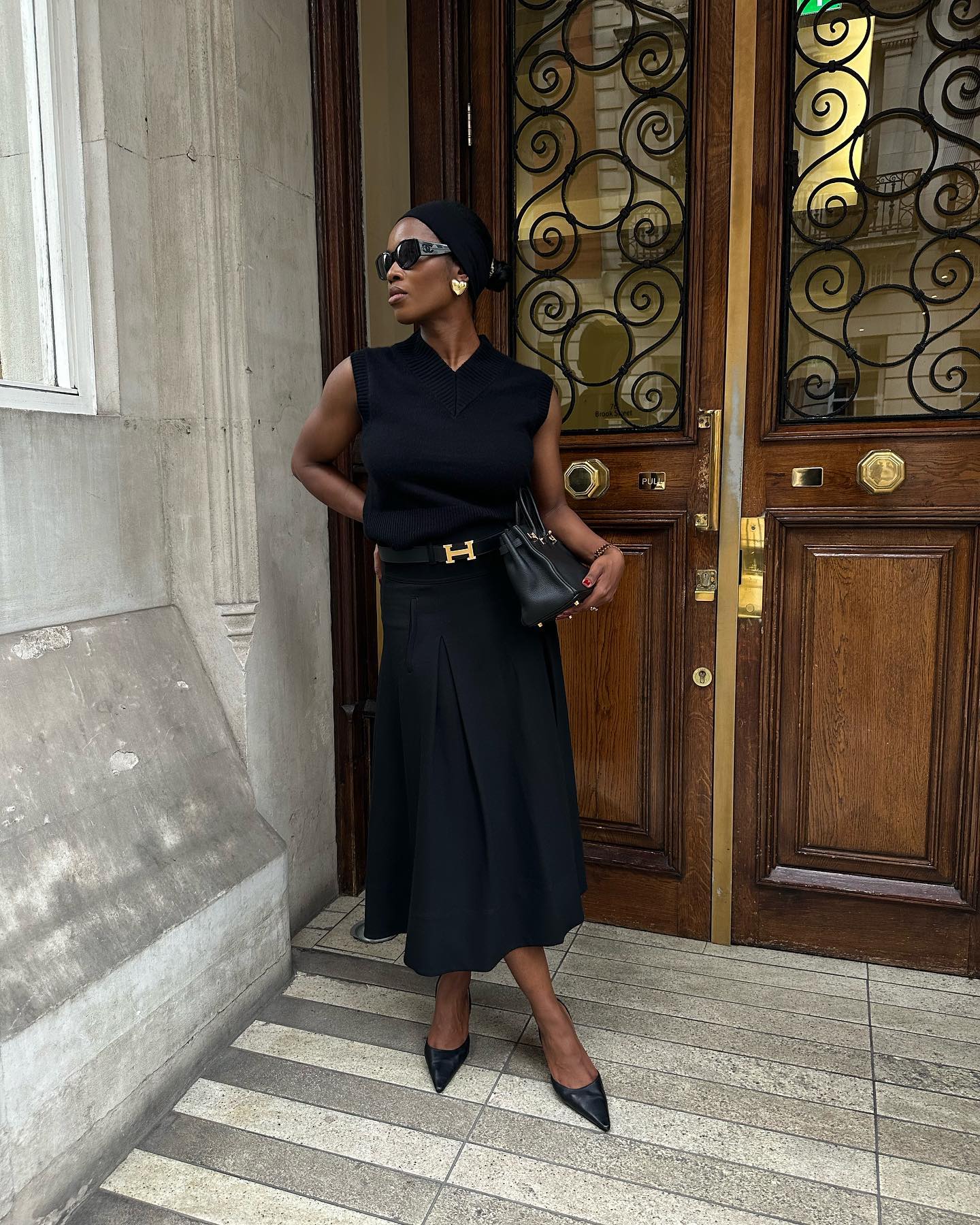 Chic Casual All-Black Pleated Leather Midi Skirt Outfit Chic Casual All-Black Pleated Leather Midi Skirt Outfit — Leather Skirt Outfits