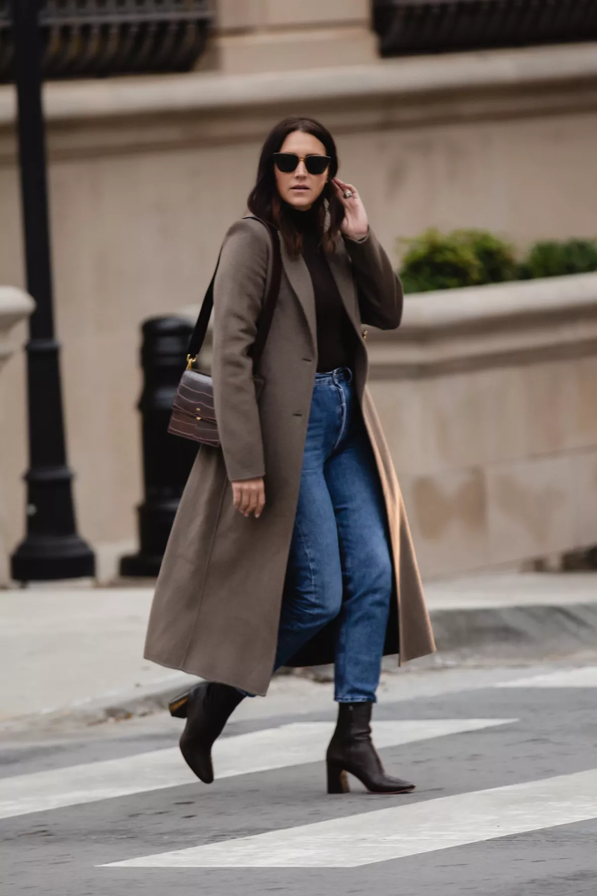 Fitted Brown Coat with Monochromatic Top and Jeans Fitted Brown Coat with Monochromatic Top and Jeans — Brown Coat Outfits