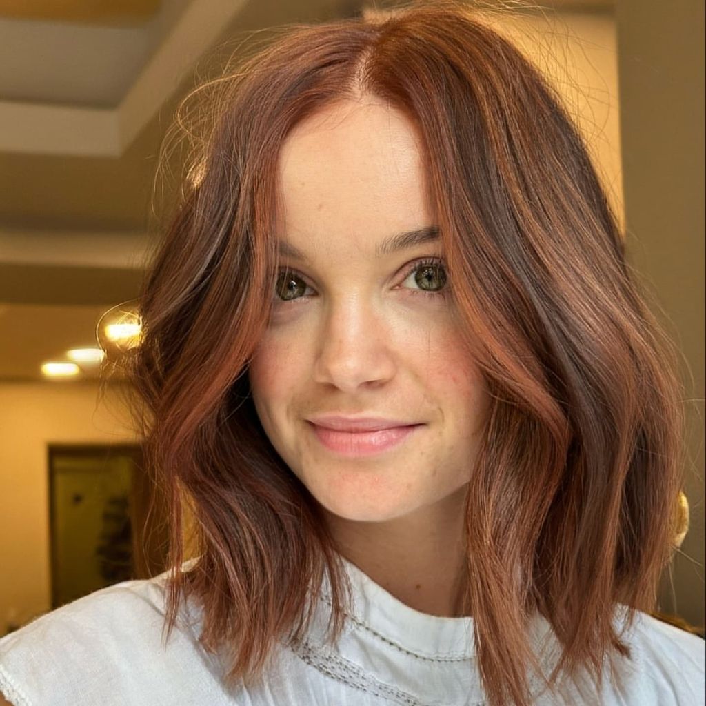 Red-Brown Wavy Bob With Curtain Bangs Red-Brown Wavy Bob With Curtain Bangs — Winter Haircuts for Square Faces