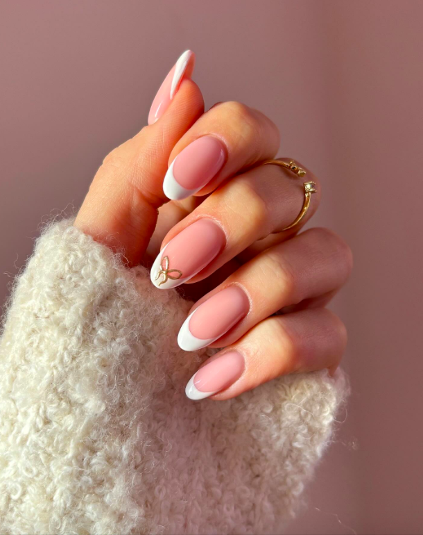 Visual Idea — The Finish Is Glossy Winter Oval Nails