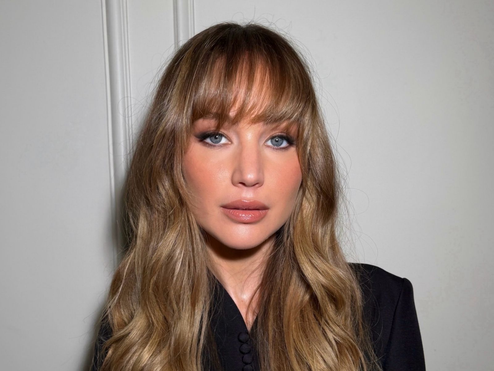 Mid-Back Blonde Waves With Full Bangs — Winter Haircuts with Bangs