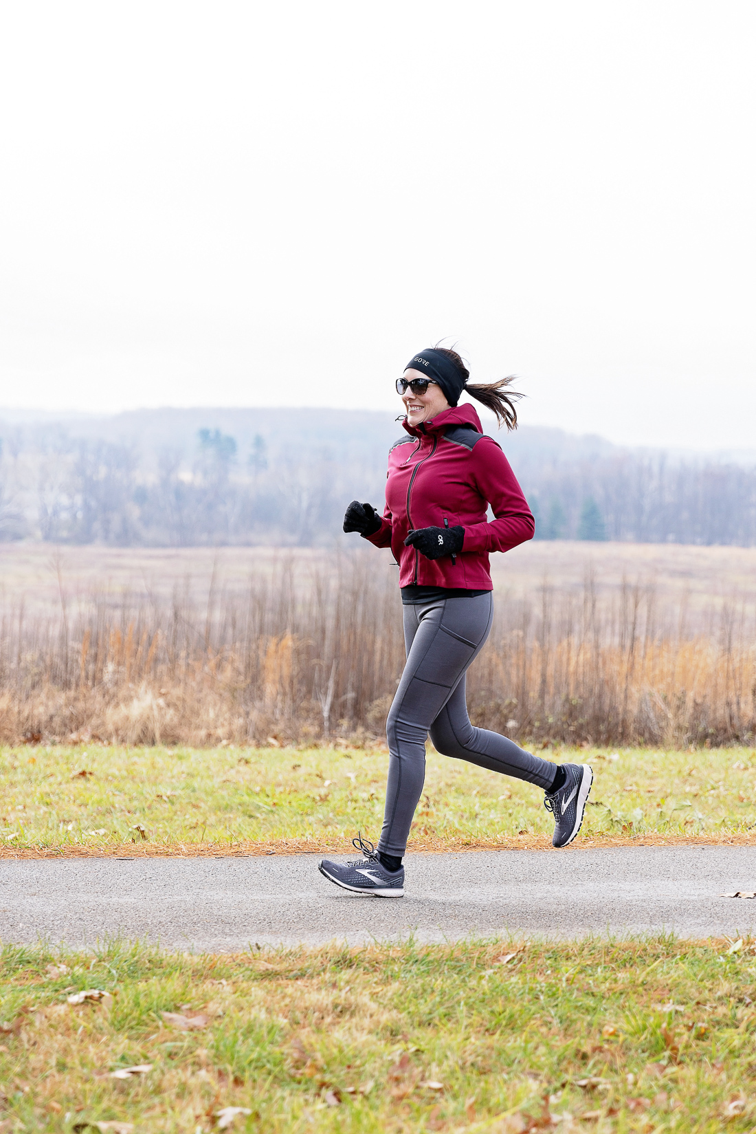 Maroon Jacket and Grey Leggings for Outdoor Running — Winter Workout Outfits
