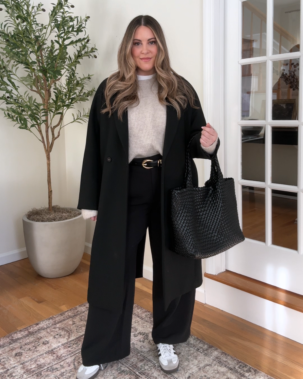 Oversized Black Coat with Wide-Leg Trousers and Sneakers Oversized Black Coat with Wide-Leg Trousers and Sneakers — Early Winter Outfits