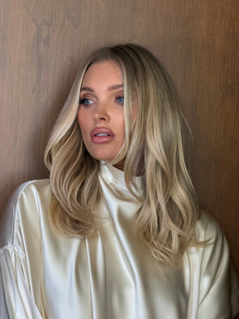 Ash Blonde With Lighter Highlights Collarbone Layered Hair With Curtain Bangs Ash Blonde With Lighter Highlights Collarbone Layered Hair With Curtain Bangs — Medium Length Winter Haircuts