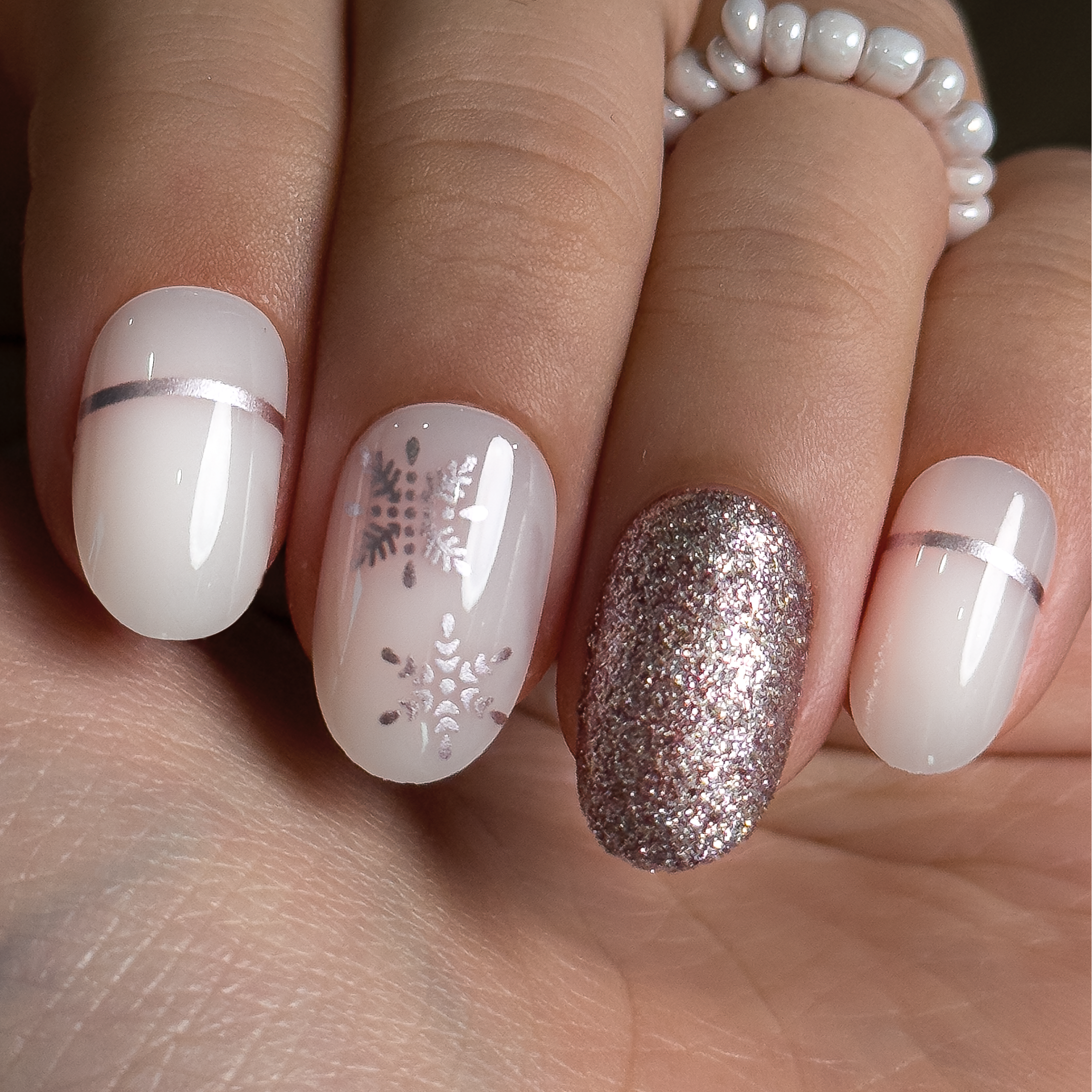 Short Oval White Snowflakes Silver Stripe Short Oval White Snowflakes Silver Stripe — Winter White Nails