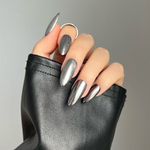 Medium Stiletto Solid Silver Chrome Medium Stiletto Solid Silver Chrome — Silver Chrome Nails