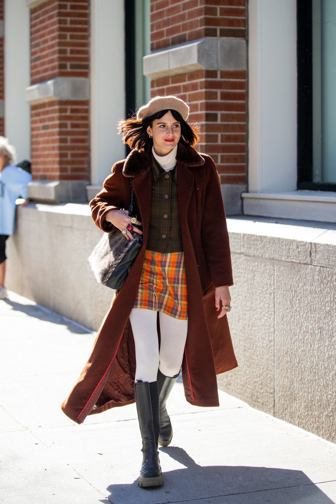 Eclectic Fall Outfit with Beige Beret and Plaid Shorts Eclectic Fall Outfit with Beige Beret and Plaid Shorts — Beret Outfits