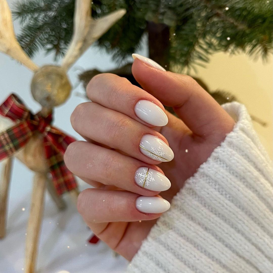 Snowflake And Geometric Line Art Bright White Snowflake & Gold Lines Snowflake And Geometric Line Art Bright White Snowflake & Gold Lines — Short Winter Acrylic Nails